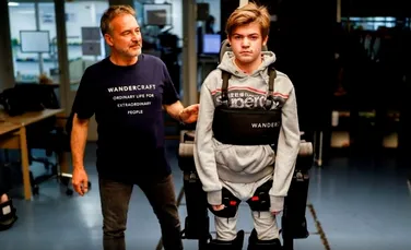 Un inginer a construit un exoschelet activat prin voce pentru ca fiul său să poată merge
