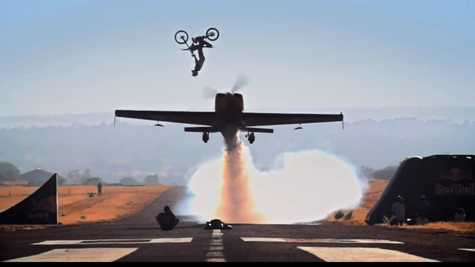 O acrobaţie extrem de riscantă. Un biciclist sare peste un avion aflat în zbor (VIDEO)