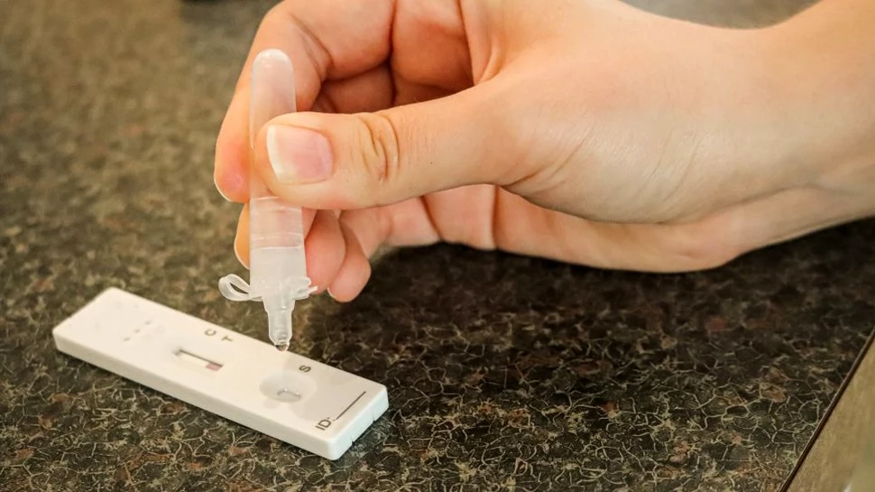 Cum să eviți un rezultat fals-pozitiv atunci când folosești un test rapid antigen pentru SARS-CoV-2