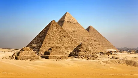 O cercetare controversată contestă vechimea Marii Piramide din Giza