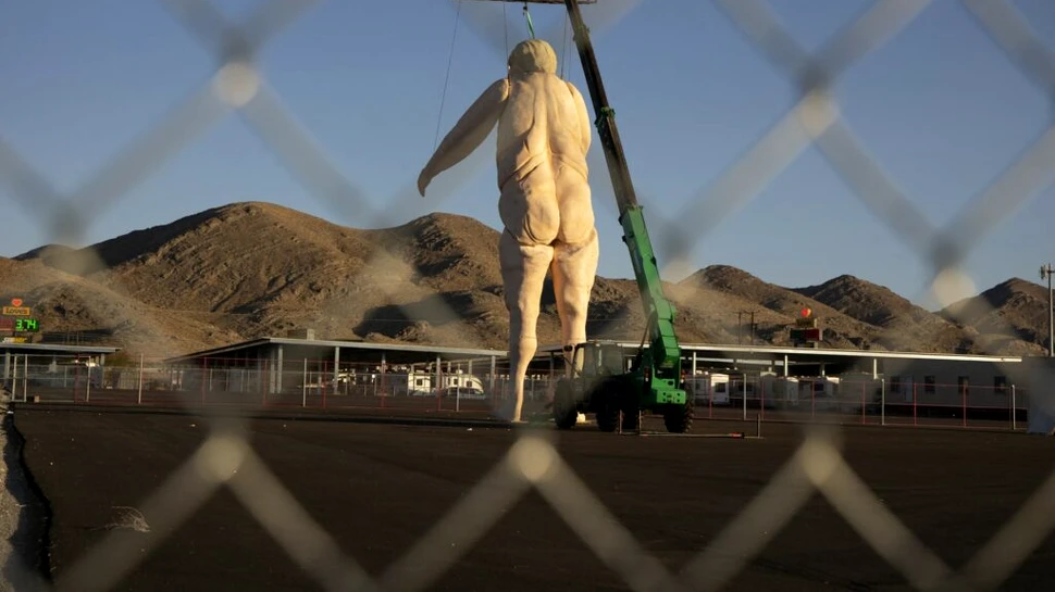 O statuie de 13 metri înălțime cu Donald Trump dezbrăcat, expusă în drum spre Las Vegas