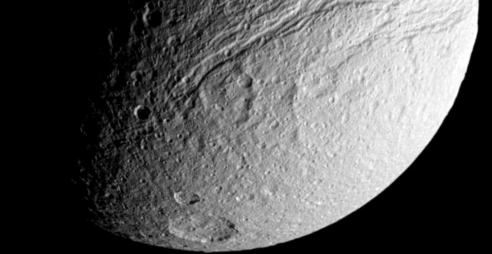 NASA a descoperit un ‘graffiti’ misterios pe Tethys, unul din sateliţii lui Saturn. Cum arată desenul care i-a surprins pe cercetători