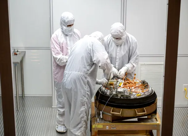 Ce au văzut cercetătorii de la NASA atunci când au deschis capsula OSIRIS-REx cu mostrele de pe asteroidul Bennu?