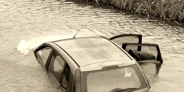 Test de cultură generală. Cum scapi dintr-o mașină care se scufundă?