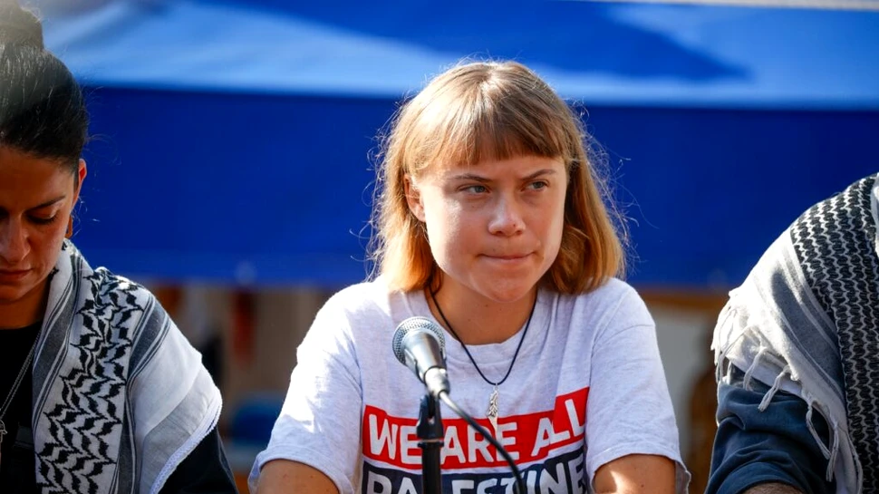 Greta Thunberg, târâtă de păr, bătută și forțată să sărute drapelul Israelului