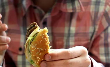 Alimentele ultraprocesate, comparate cu țigările: apel la legi mai aspre pentru protejarea sănătății publice