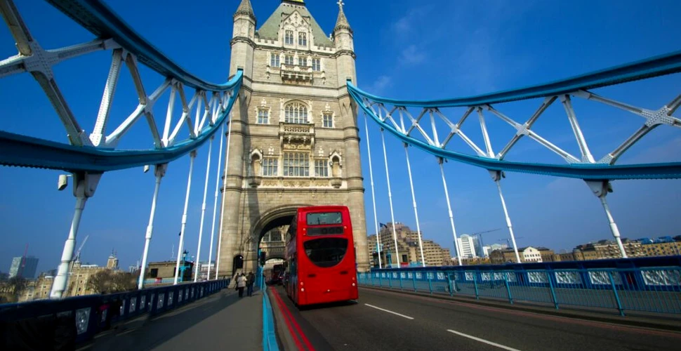 Ziua în care un autobuz londonez a traversat „în zbor” Tower Bridge