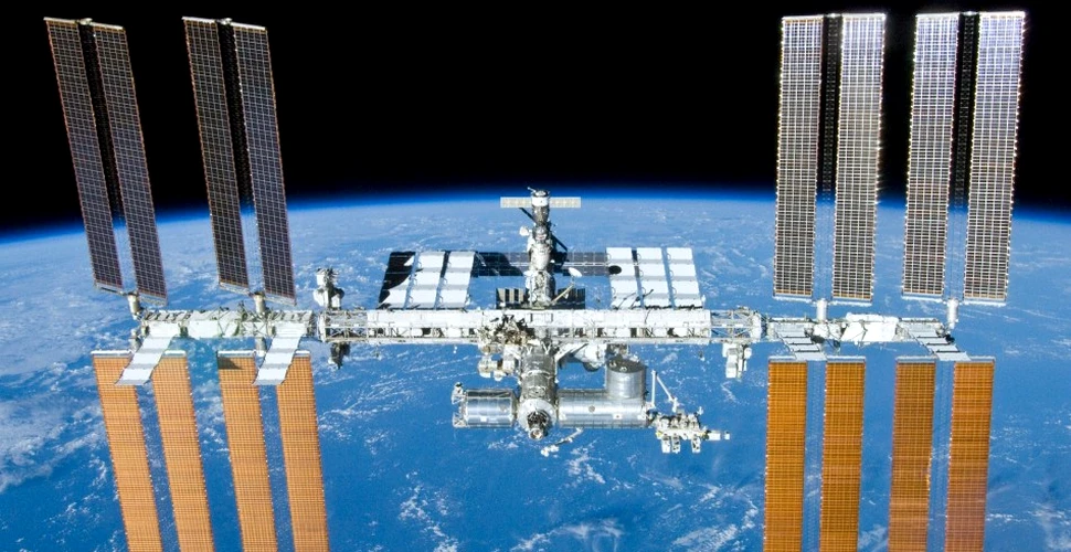 Doi astronauţi vor petrece un an pe ISS, pregătindu-se pentru viitoarele misiuni spre Marte