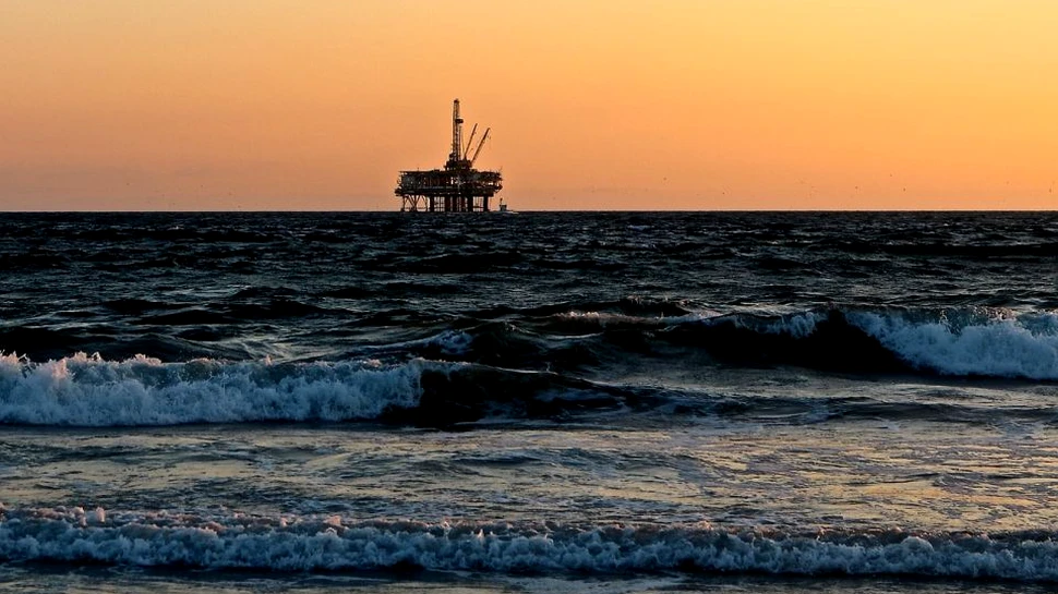 O platformă de petrol care fora în Marea Nordului, oprită de Greenpeace