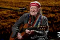 Willie Nelson, „băiatul rău” al muzicii country. „Dacă vrei cu adevărat să te înțelegi cu cineva, lasă-l să fie el însuși”