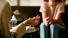 De ce psihologul tace când tu aștepți un răspuns? Ce urmărește, de fapt, prin întrebările sale