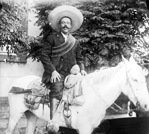 Pancho Villa pozând călare