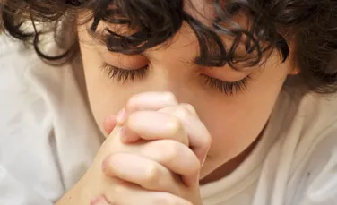 Ce păţesc copiii expuşi de mici la religie? Cercetătorii au făcut o descoperire îngrijorătoare