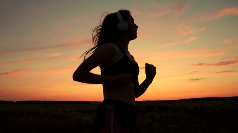 Un psiholog explică de ce unele cântece ne rămân „blocate” în minte