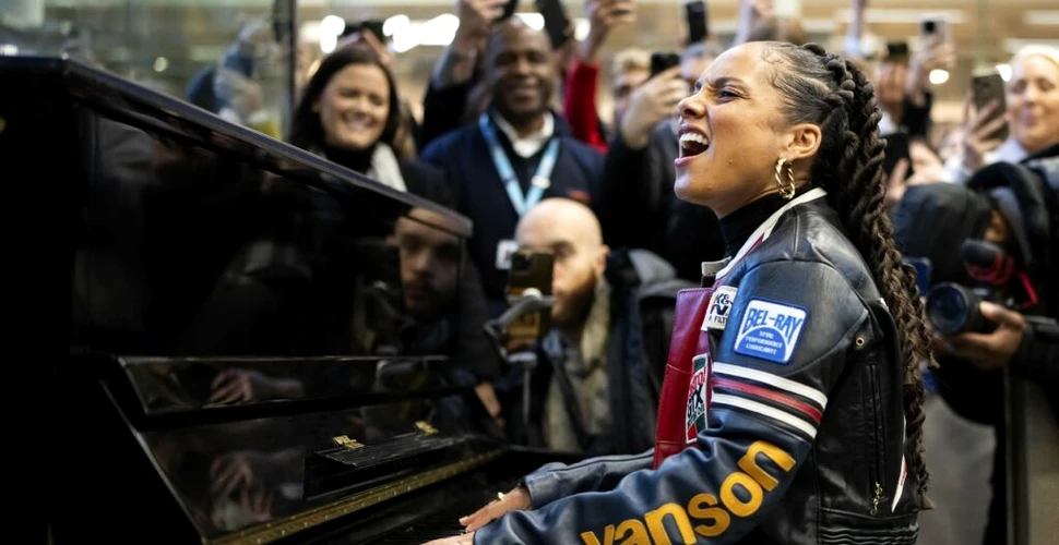 Celebra Alicia Keys a cântat la pian într-o gară din Londra