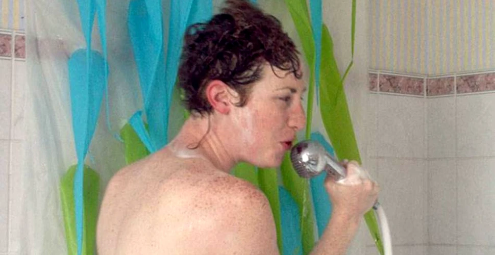 Un designer britanic a inventat perdeaua de duş care te scoate din cabină după patru minute