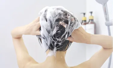 Este nevoie să-ți „detoxifici” scalpul? Când poate fi utilă o curățare în profunzime