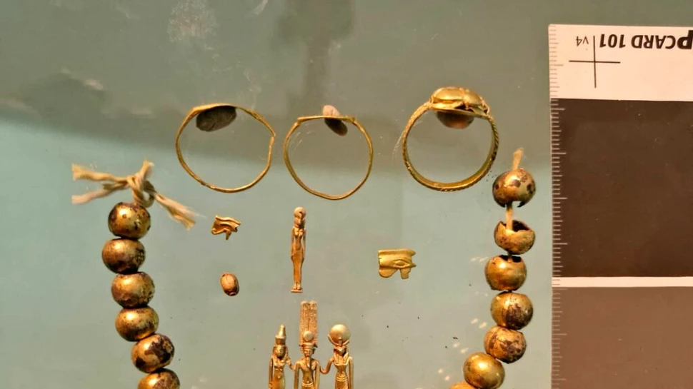 Arheologii au găsit o statuetă cu o familie de zei și alte bijuterii vechi de 2.600 de ani din Egiptul antic