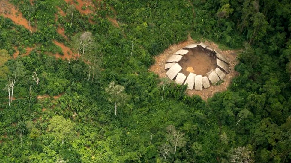Noi imagini cu unul dintre cele mai izolate triburi au fost făcute publice. Tribul continuă să existe, deşi zona este invadată de mineritul ilegal
