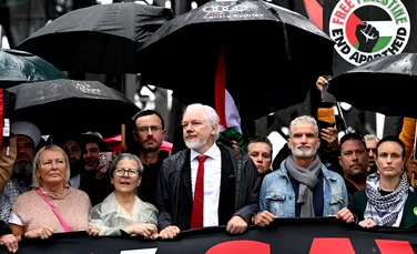 Julian Assange a participat alături de zeci de mii de oameni la un protest pro-Palestina