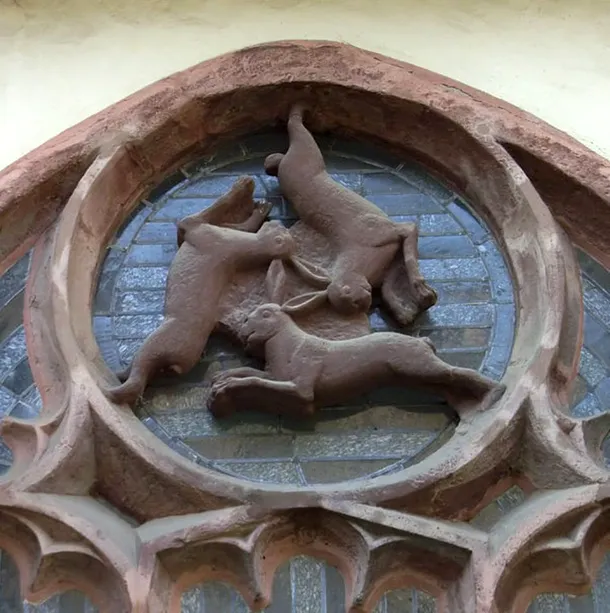 Treimea iepurilor: detaliu simbolic de pe o catedrală