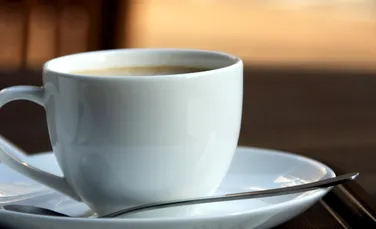Beţi ceaiul sau cafeaua foarte fierbinte?! Un studiu arată că acestea pot duce la apariţia cancerului