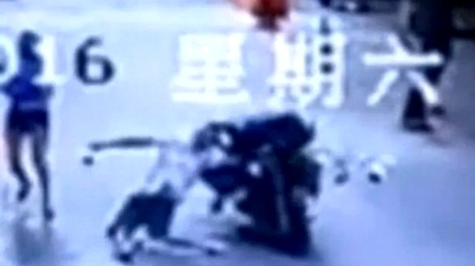 Cel mai ciudat accident din lume: ce a căzut pe acest motociclist
