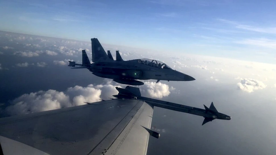 Tensiuni în Marea Chinei de Sud după ce două avioane chineze s-au apropiat de o aeronavă filipineză