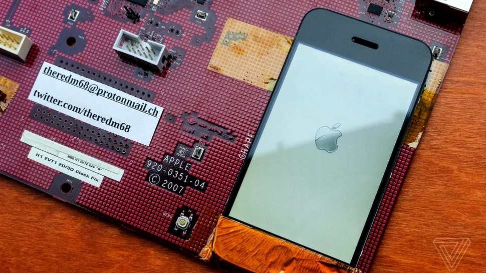 Imagini cu prototipul iPhone de dinainte de apariţia liniei de smartphone-uri: un 3-în-1 din telefon, iPod şi computer conectat la internet