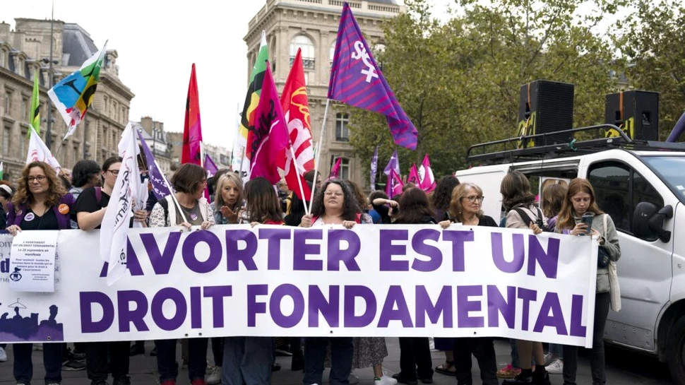 Dreptul la avort va fi în Constituția franceză, a promis președintele Emmanuel Macron