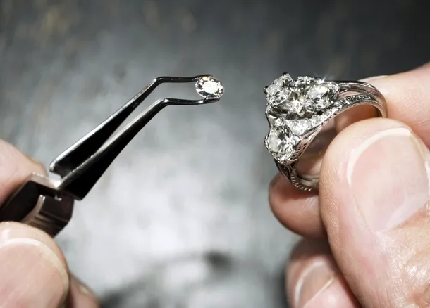 Montarea unui diamant într-o bijuterie