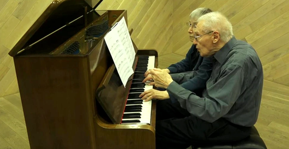 Un compozitor, în vârstă de 90 de ani, născut în România, cântă Bach la pian, împreună cu soţia, într-un video extraordinar – VIDEO