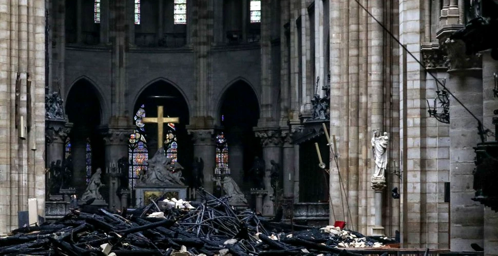 Catedrala Notre-Dame, salvată la momentul zero. Focul a stins cu doar 15 minute înainte ca monumentul să se prăbuşească