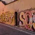 Un tânăr a devenit viral după ce a început să curețe voluntar graffiti-urile de pe clădirile istorice din Roma