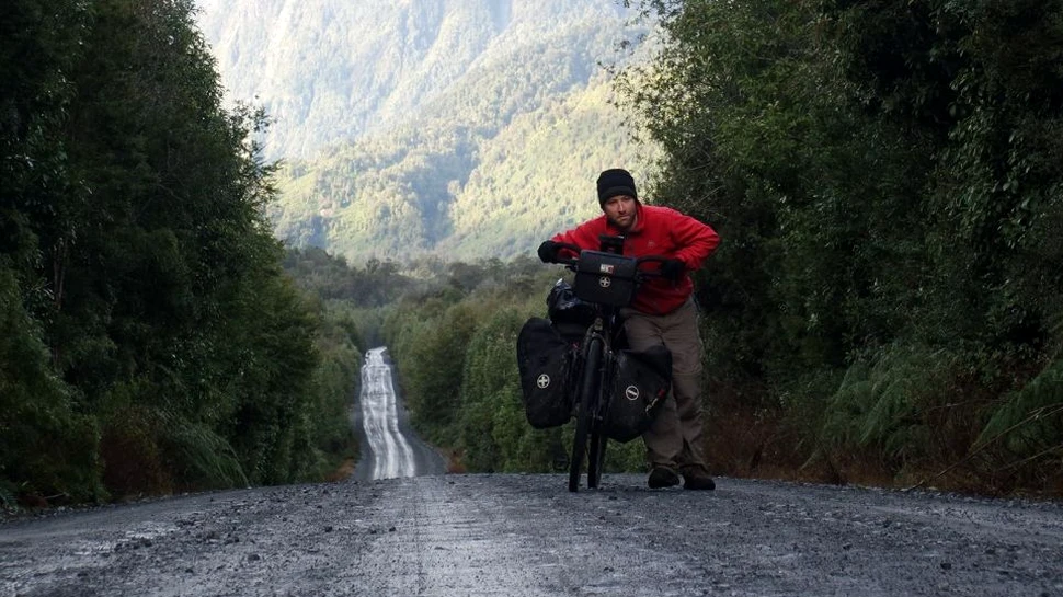 Primul român care a traversat Americile pe bicicletă va străbate Groenlanda pe schiuri