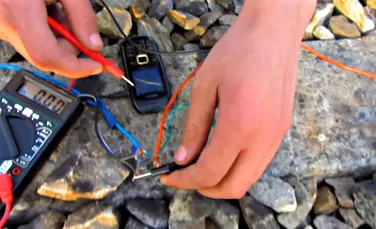 Modul periculos prin care doi tineri au încărcat bateria telefonului mobil. Avertisment: Nu încercaţi să recreaţi un astfel de experiment! – VIDEO