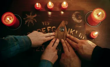 Tabla Ouija, de la joc la promisiunea reconectării cu morții. „O minunată placă vorbitoare și mister al veacurilor!”