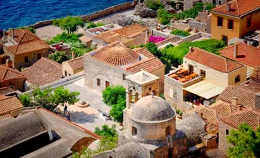 „Corabia de piatră” – insula grecească cu un secret inedit şi peisaje de poveste