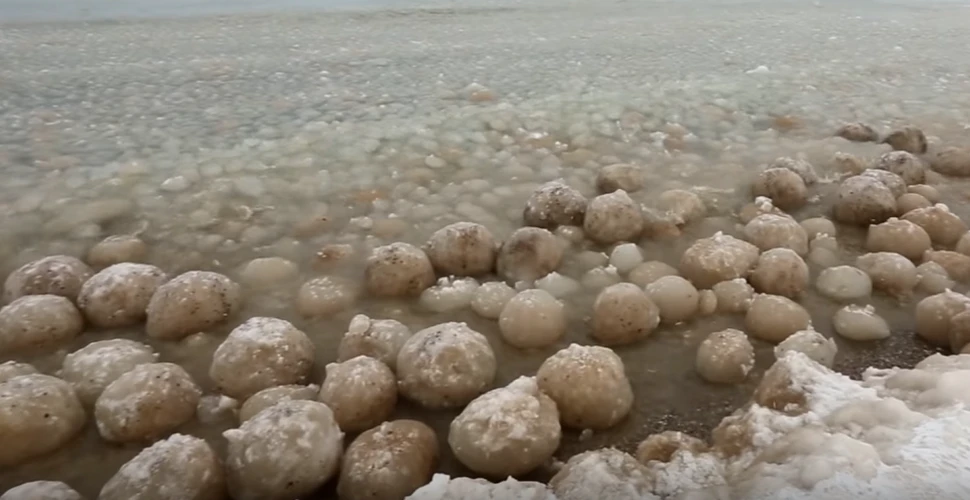 Sute de ”ouă de gheaţă”, descoperite pe o plajă din Finlanda