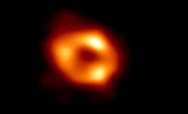 Prima fotografie cu Sagittarius A*, gaura neagră supermasivă din centrul galaxiei noastre
