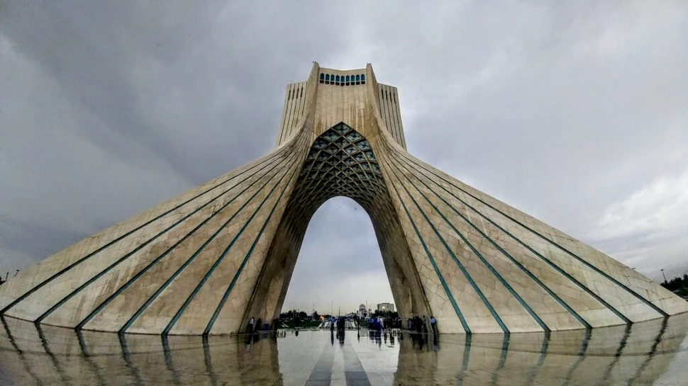 Un cuplu care a dansat în fața unui obiectiv turistic din Teheran a primit 10 ani de închisoare