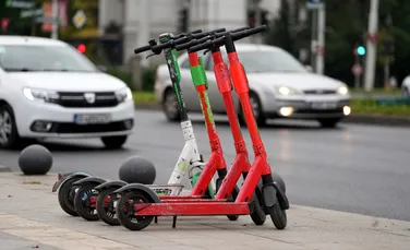O femeie care tăia frânele unei trotinete electrice, prinsă de jandarmi în centrul Bucureștiului