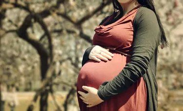 Zeci de „chimicale misterioase” găsite în corpul femeilor însărcinate nu pot fi identificate. Cercetătorii sunt îngrijorați