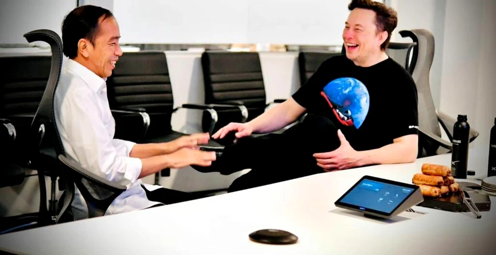 Elon Musk, surprins în timp ce folosea scutul termic de la Starship drept farfurie pentru gustări