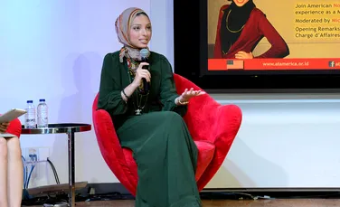 Playboy publică în premieră un pictorial cu o femeie musulmană care poartă văl: ”O activistă badass” – FOTO