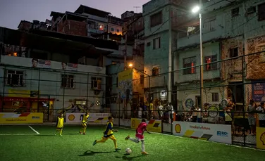 Inovaţie tehnologică: în Brazilia a fost inaugurat un teren de fotbal iluminat prin mişcările jucătorilor (FOTO)