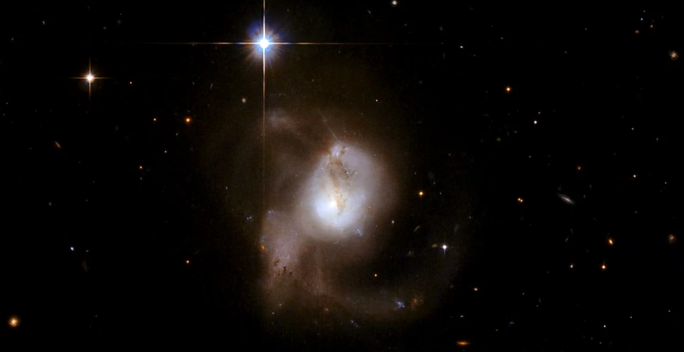 Telescopul Spațial Hubble dezvăluie o coliziune galactică în constelația Cocorul