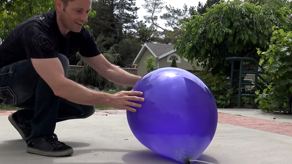 Ce se întâmplă când umpli un balon cu nitrogen lichid. Un experiment video