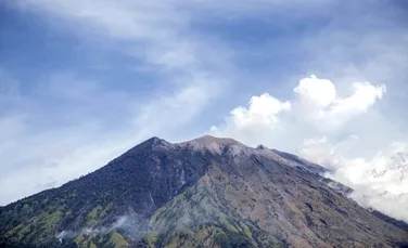 Un rus s-a fotografiat dezbrăcat pe un munte sacru din Indonezia