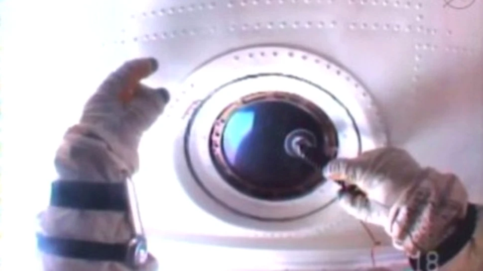 Doi cosmonauţi ruşi au spălat geamurile SSI în timpul unei misiuni de şase ore – VIDEO